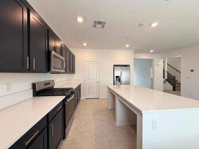 Foto del edificio - Brand-New 3-Story Home in Southern Highlands with 5 Bedrooms & Designer Kitchen