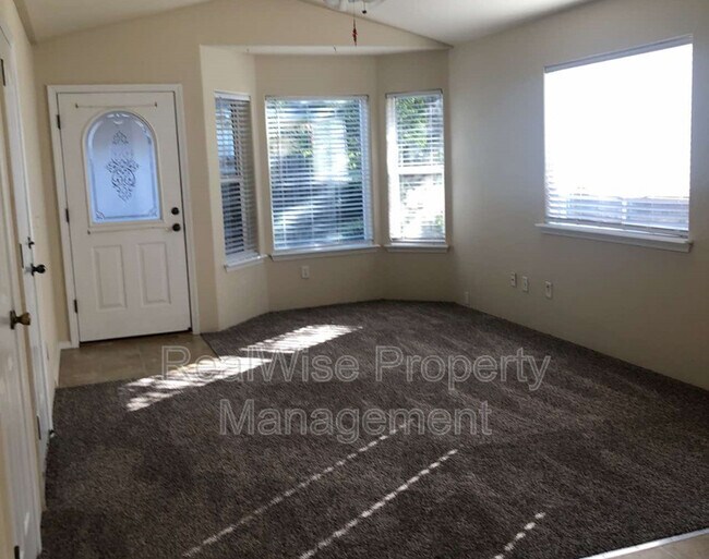 Building Photo - 3172 Forest Hills Dr