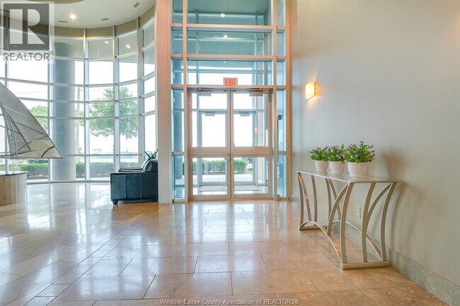Photo du bâtiment - 1225 Riverside Dr W