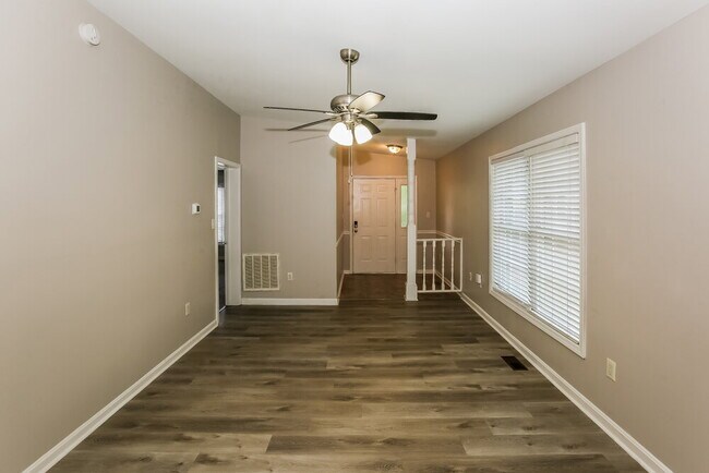 Foto del edificio - 7019 Idlewild Brook Ln