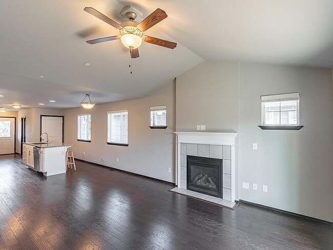 Building Photo - 713 Violet Ln