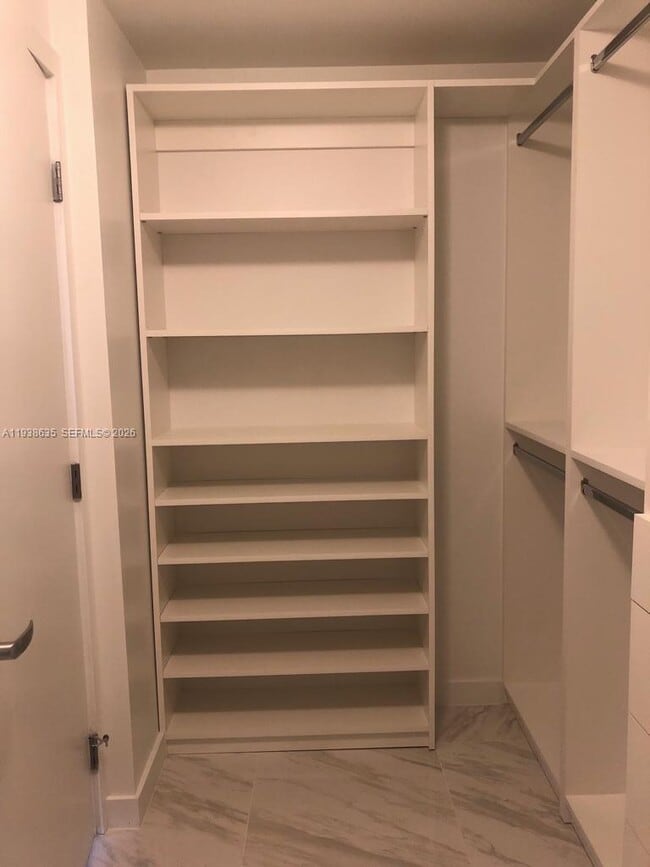 Foto del edificio - 16385 Biscayne Blvd