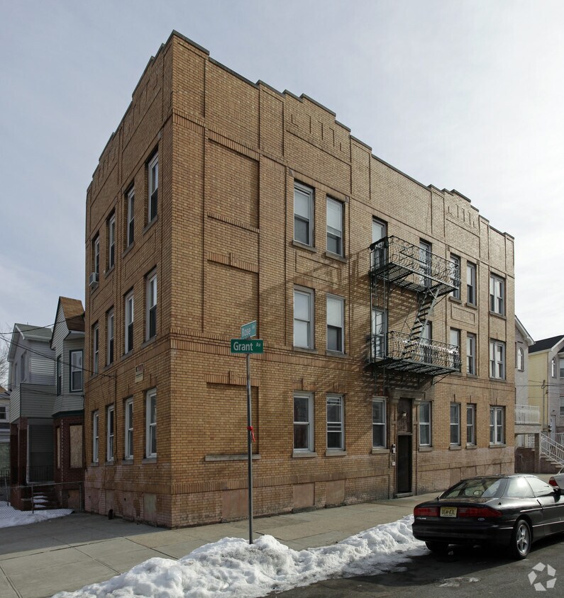 Building Photo - 42 Grant Ave