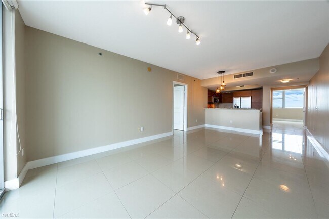 Building Photo - 2 br, 2 bath Condo - 2641 N Flamingo Rd Ap...