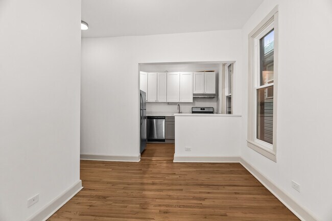 Foto del edificio - 2030 N Oakley Ave