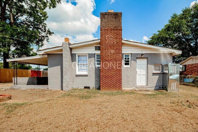 Building Photo - 12 Chaney St