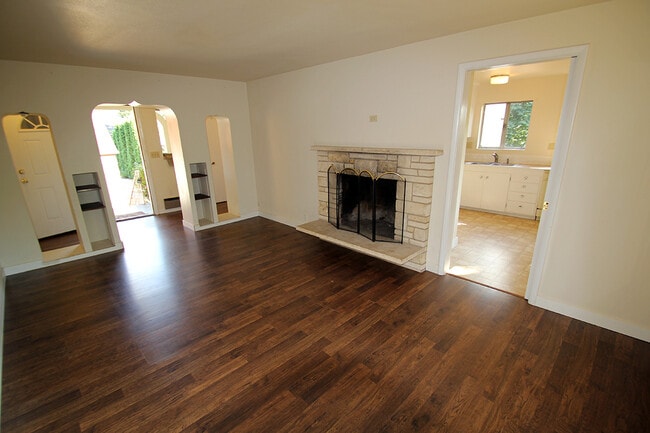 Building Photo - SPACIOUS, UPDATED 7 BEDROOM, 3 BATH, 2 KITCHENS, YARD & DEN BY UW!