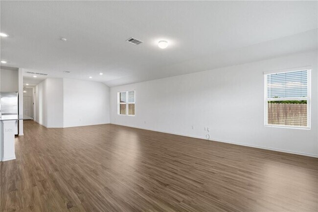 Foto del edificio - 3313 Fresh Spring Rd