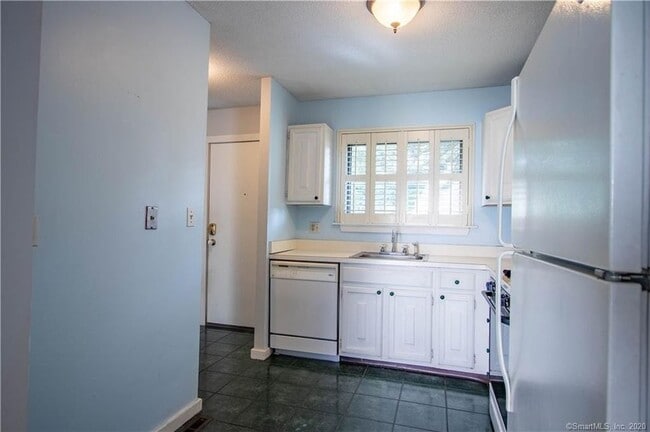 Kitchen - 11 Greenbriar Dr
