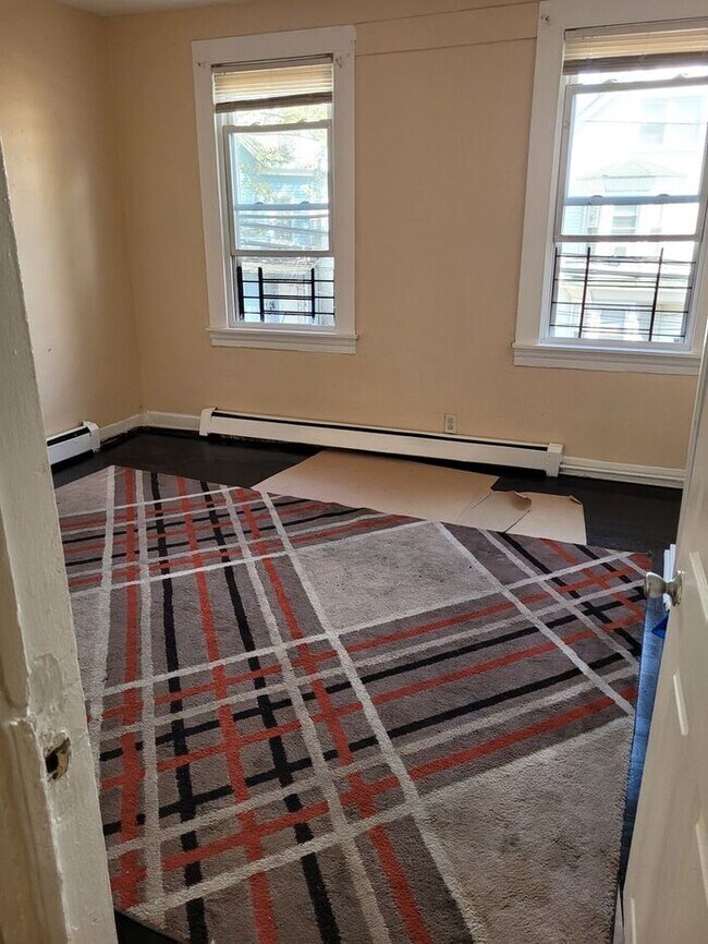 Foto del edificio - Three-Bedroom Apartment Near Public Transportation