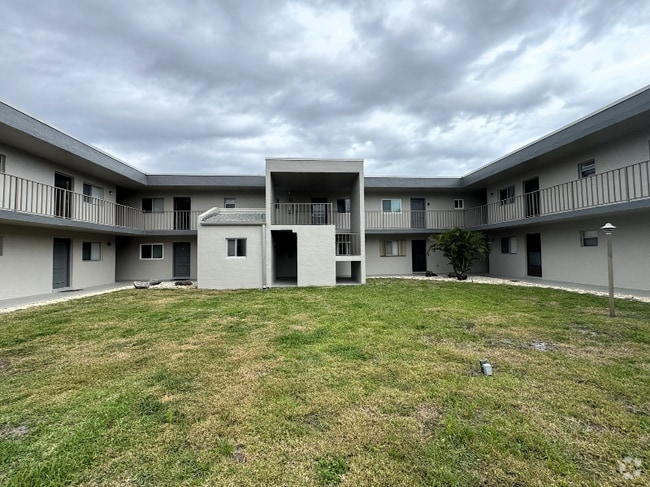 Building Photo - 3001 Thrush Dr