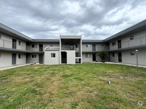 Building Photo - 3001 Thrush Dr