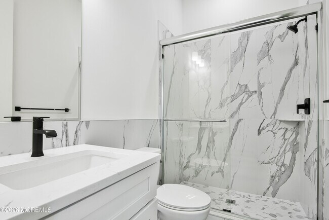 Foto del edificio - 527 Bangs Ave