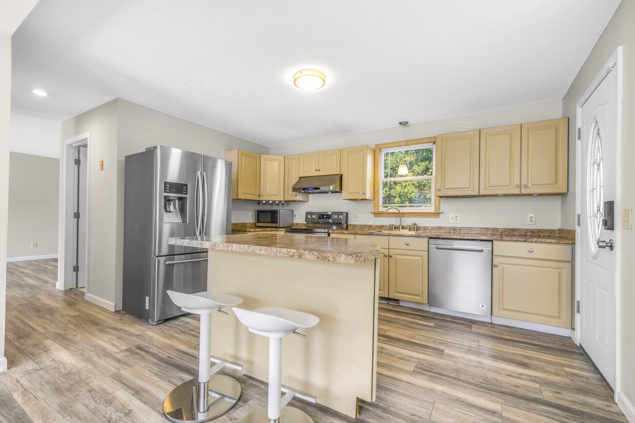 114 Vineland Ave, East Longmeadow, MA 01028 House for Rent in East Longmeadow, MA