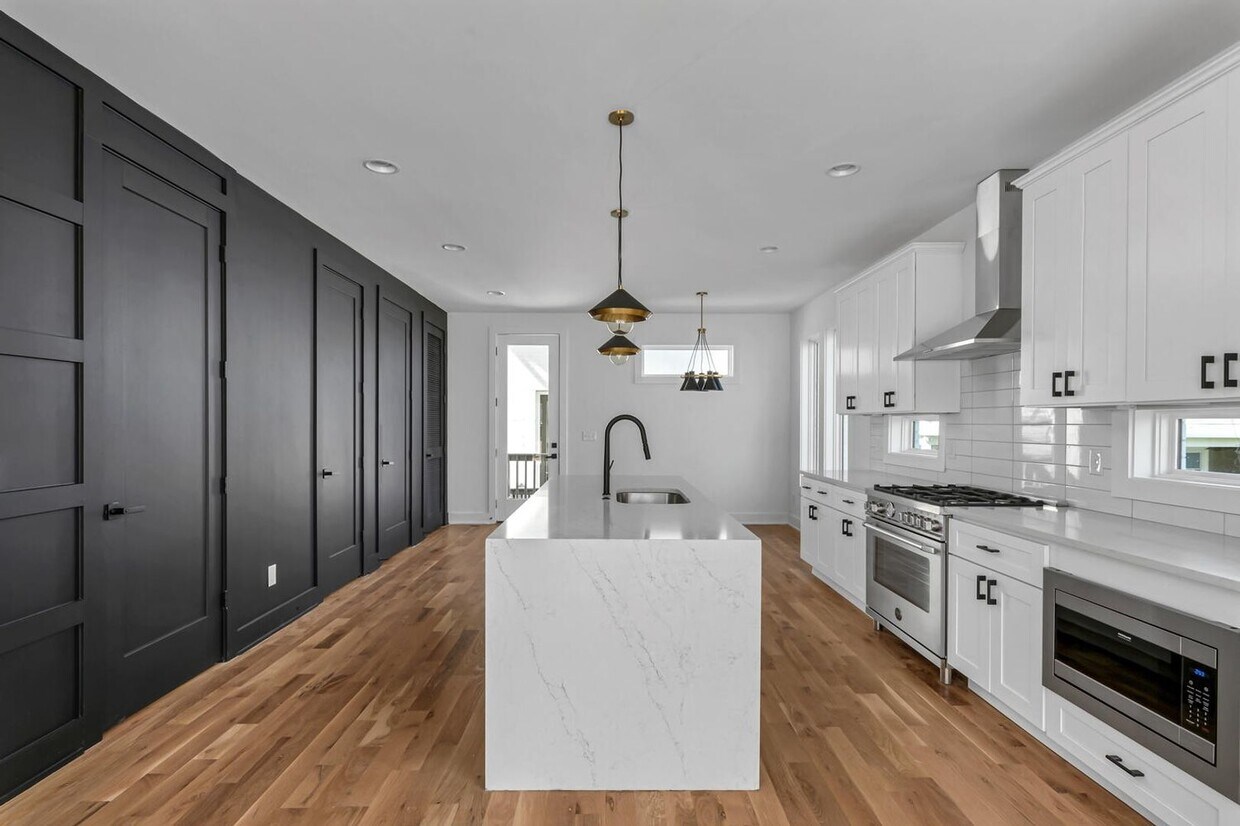 Stunning 4 Bedroom Home w/ Rooftop Deck Close to Downtown Nashville - Stunning 4 Bedroom Home w/ Rooftop Deck Close to Downtown Nashville