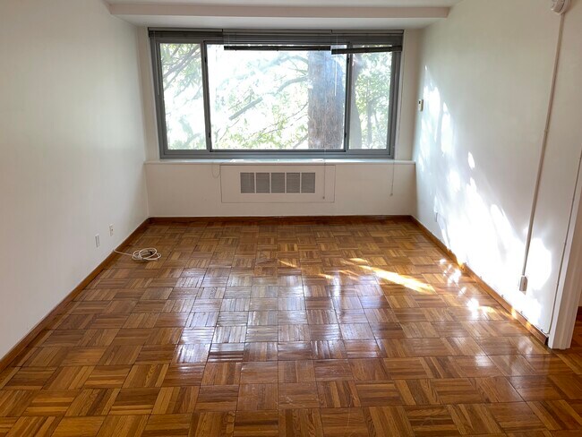 LR - 4200 Cathedral Ave NW