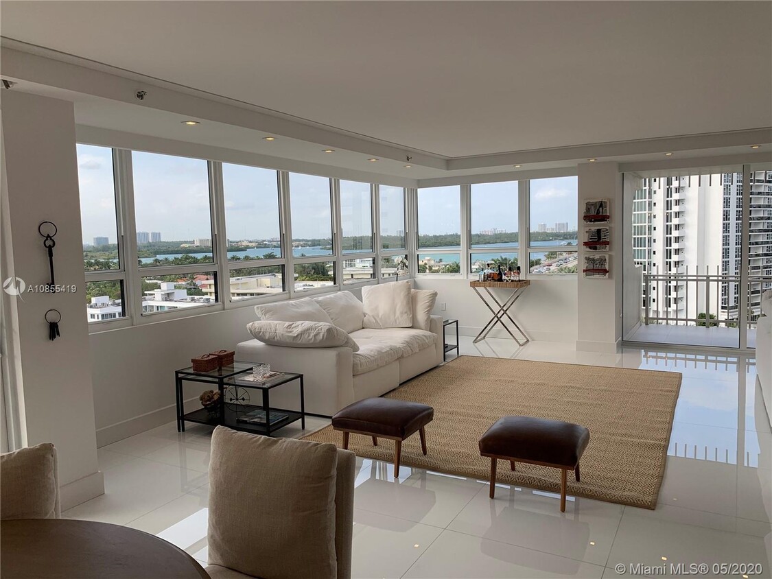 Primary Photo - 10205 Collins Ave