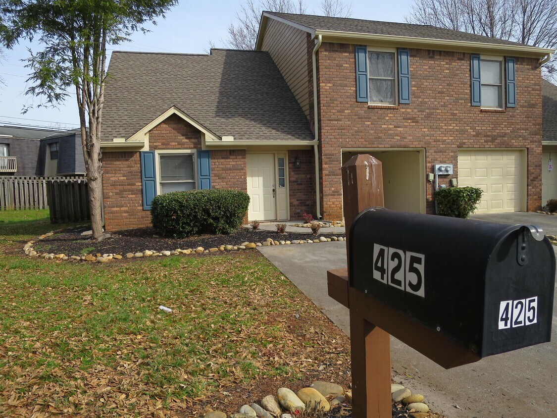 Primary Photo - 425 Eagle Brook Dr