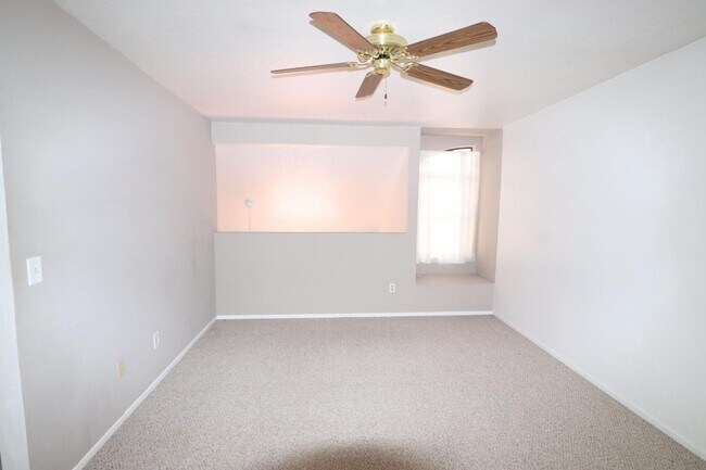 Building Photo - 2 Bedroom, 2 Bath