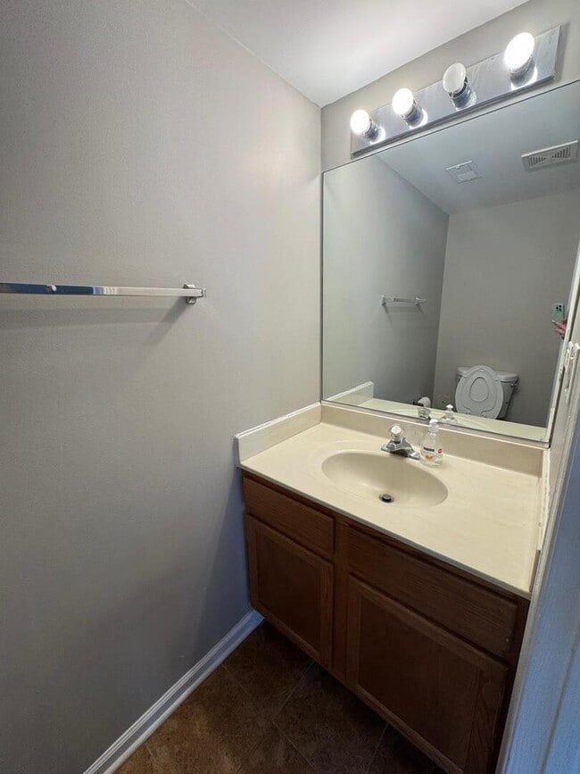 Foto del edificio - 689 E Whispering Oaks Ct