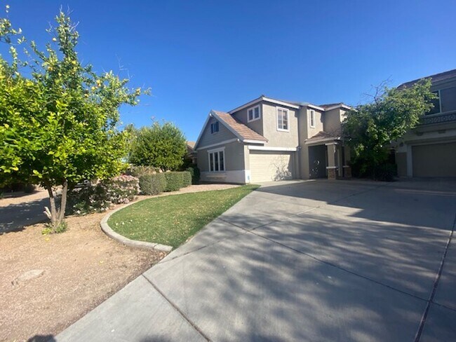 Foto del edificio - Two-story 4-bedroom plus den home in  gated Barrington Estates, Mesa.