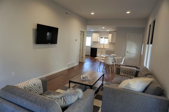Building Photo - New modern 2 bed / 1 bath with fenced yard...