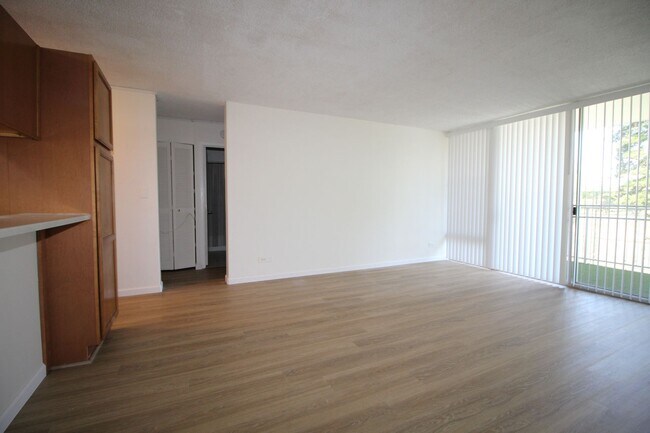 Building Photo - 3 bedroom - 2 bath - with 2 PARKING STALLS!