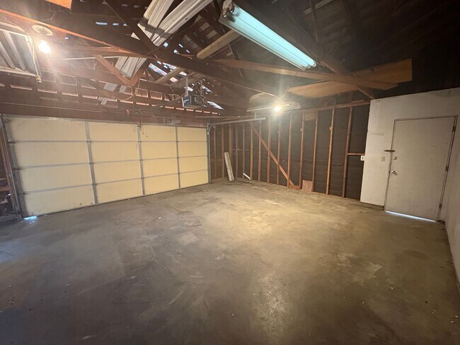 Foto del edificio - NW Reedley Home Near Shopping Center Rent ...