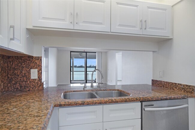 Foto del edificio - 109 Lake Emerald Dr