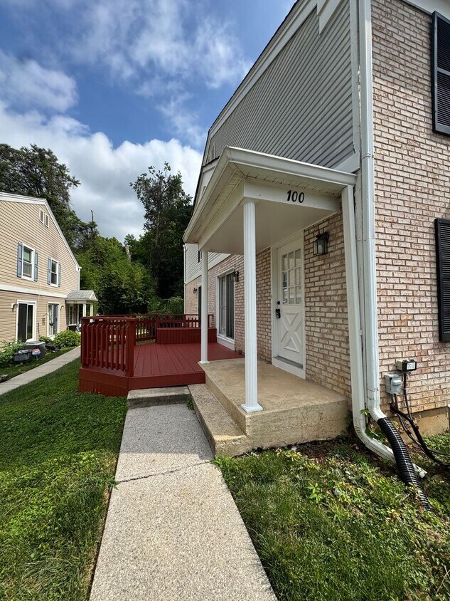 Foto principal - Modern 2 Bedroom, 2.5 Bathroom Townhome in...
