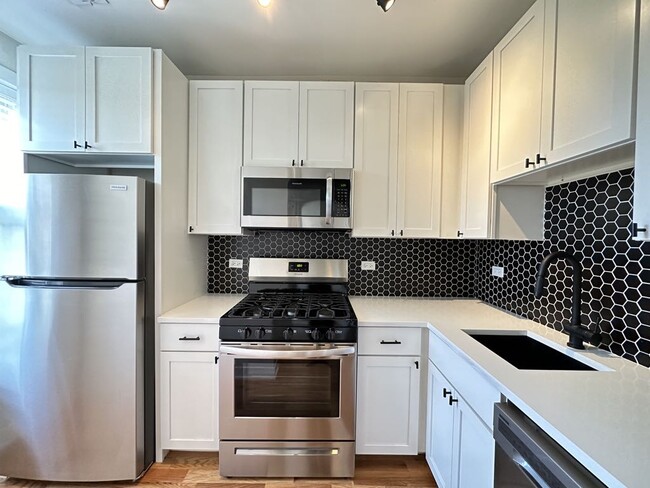 Building Photo - 659 W Wrightwood Ave