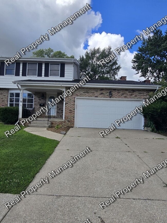 Building Photo - 2205 Dixon Dr
