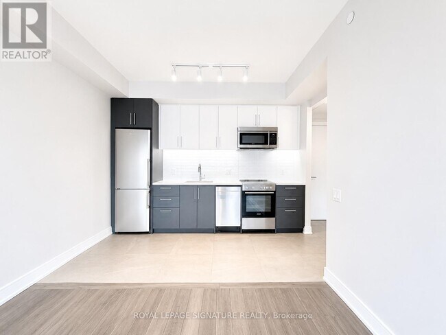 Building Photo - 2525 Bathurst St