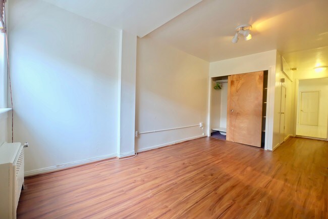 Building Photo - 1192 E 55th St