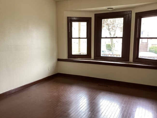 Foto del edificio - 3 Bedroom Lower Duplex