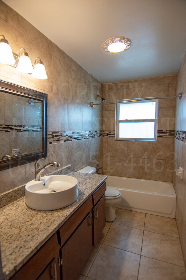 Building Photo - 2 Bedroom 1 Bath Clean Apt.
