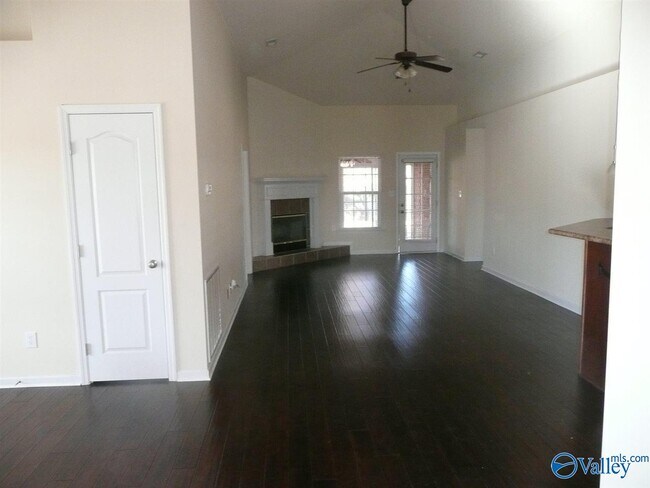 Building Photo - 218 Shadow Cove Dr SW