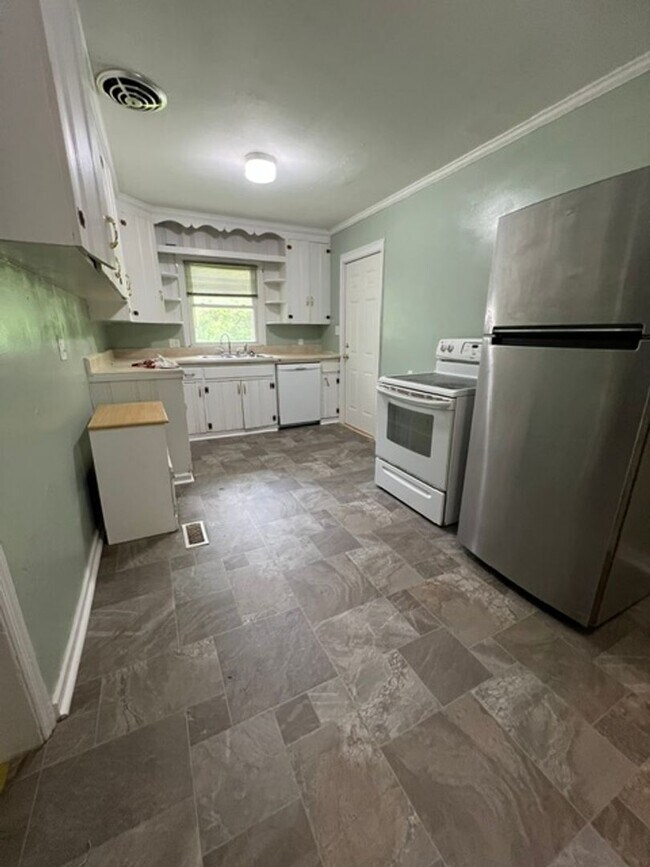Building Photo - 3 Bedroom, 2 Bath House