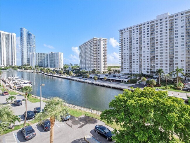 Building Photo - 400 Kings Point Dr