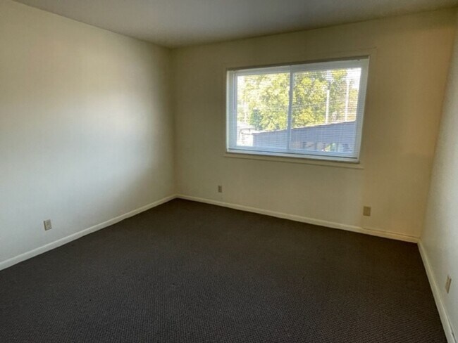 Building Photo - Manor