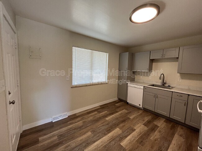 Building Photo - 543 S 1st Way