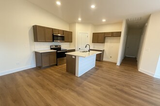 Building Photo - 3821-3823 S Bluelake Ct