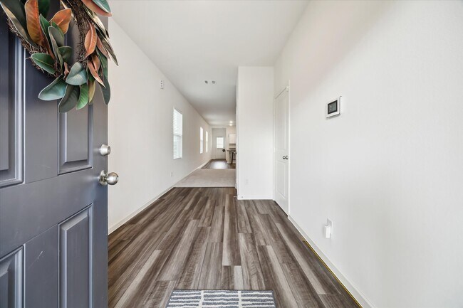 Foto del edificio - 7815 Blue Star Flower Ln