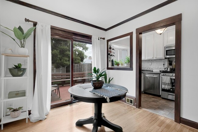Foto del edificio - 1813 Leslie Ave