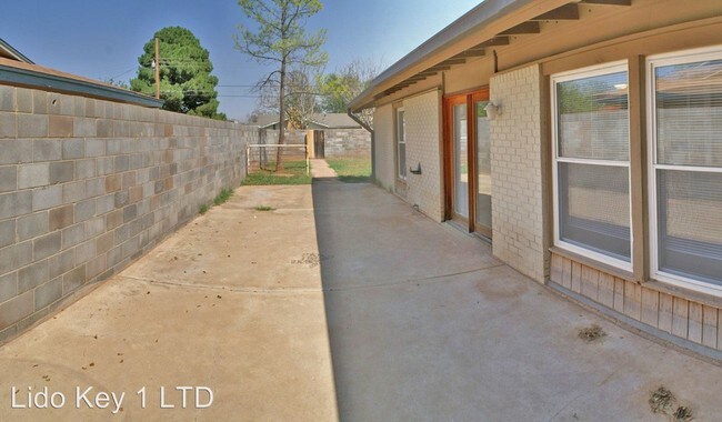 Building Photo - 406 Sweetbriar Dr