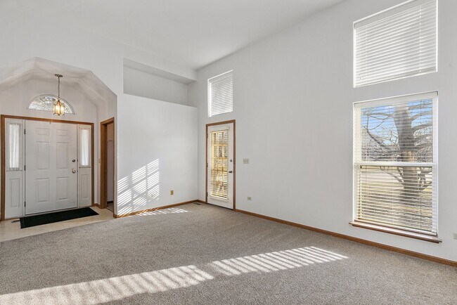 Building Photo - 2140 Peach Tree Ln