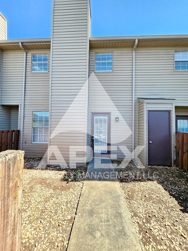 Building Photo - Nice 3Bd 1.5 Townhouse in WEST KNOX off Ce...