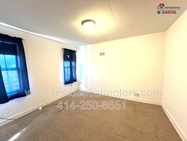 Building Photo - 5538 W Auer Avenue