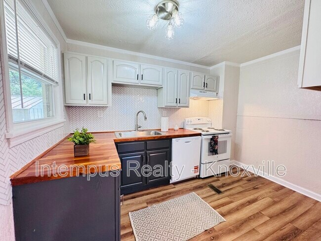 Building Photo - 3222 Selma Ave