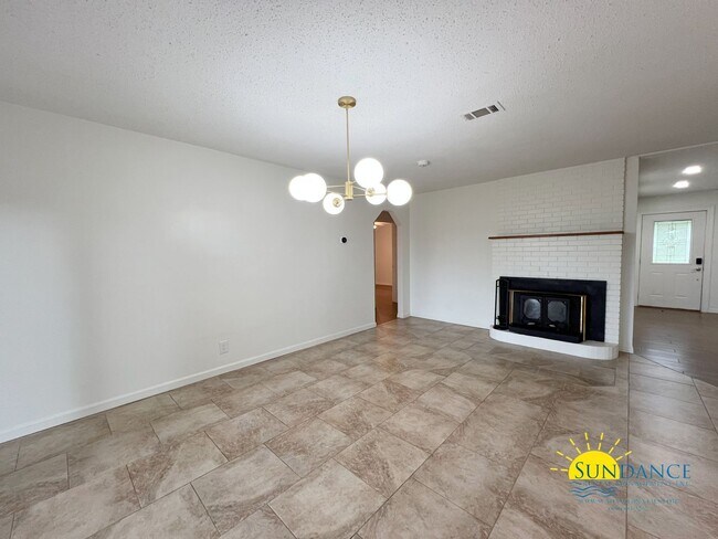 Foto del edificio - Beautifully Updated 5-Bedroom Ranch Style ...